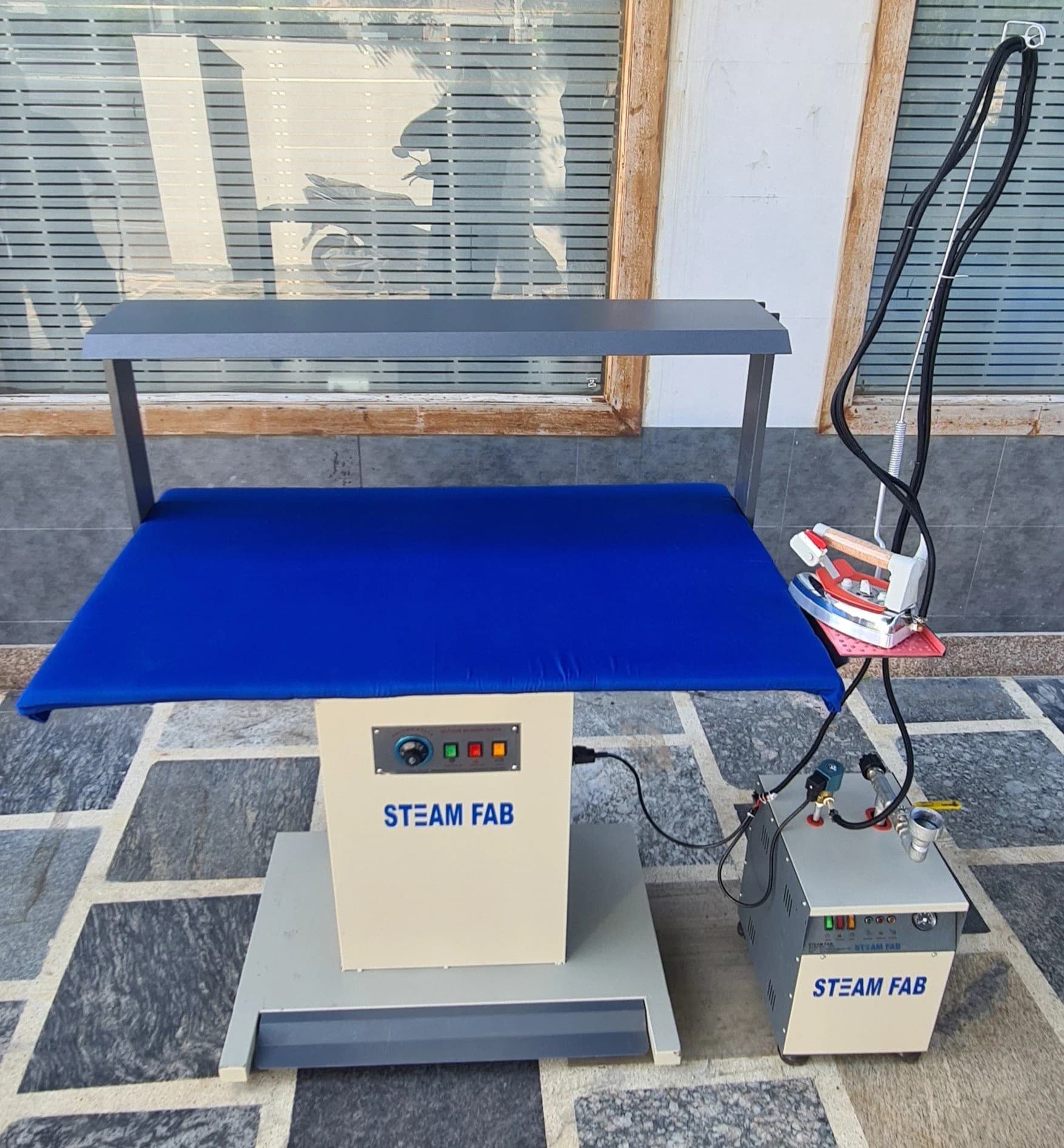 Vacuum steam ironing and finishing table